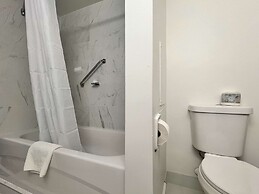 Econo Lodge Motel Village