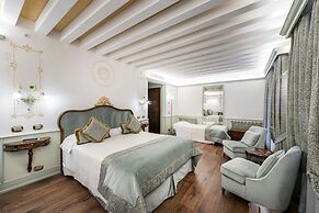 Hotel Monaco & Grand Canal