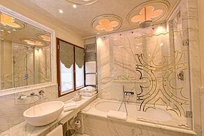 Hotel Monaco & Grand Canal