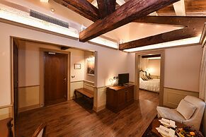 Hotel Monaco & Grand Canal