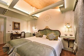 Hotel Monaco & Grand Canal