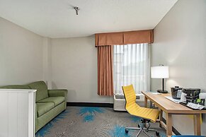 Days Inn & Suites by Wyndham Mt Pleasant