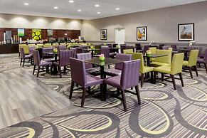 La Quinta Inn & Suites by Wyndham Clifton/Rutherford