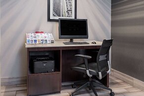 La Quinta Inn & Suites by Wyndham Clifton/Rutherford