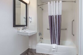 La Quinta Inn & Suites by Wyndham Clifton/Rutherford