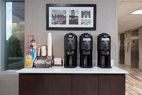 La Quinta Inn & Suites by Wyndham Clifton/Rutherford