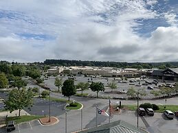 Comfort Suites Outlet Center