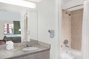 Howard Johnson by Wyndham Ft. Myers FL