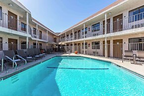 Rodeway Inn Magic Mountain Area