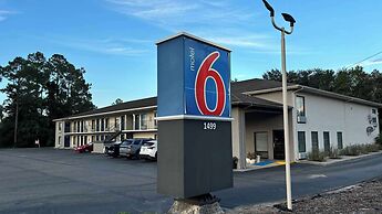 Motel 6 Macclenny, FL
