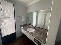 Palm Inn Hotel near Tyler Mall Riverside