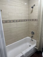 Palm Inn Hotel near Tyler Mall Riverside