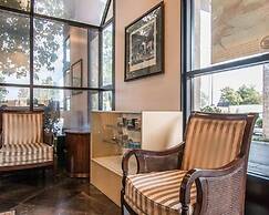 Palm Inn Hotel near Tyler Mall Riverside