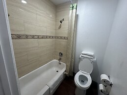 Palm Inn Hotel near Tyler Mall Riverside