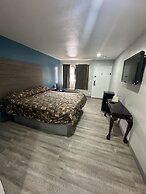 Palm Inn Hotel near Tyler Mall Riverside