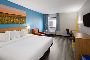 Days Inn & Suites by Wyndham Northwest Indianapolis
