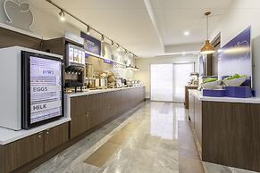 Holiday Inn Express & Suites Mississauga-Toronto Southwest, an IHG Hot