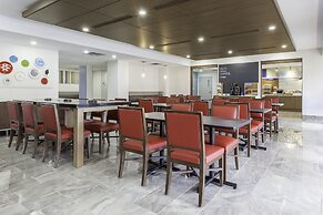 Holiday Inn Express & Suites Mississauga-Toronto Southwest by IHG