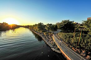 Holiday Inn Express & Suites Mississauga-Toronto Southwest by IHG