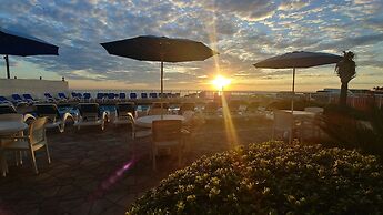 Tropical Winds Oceanfront Hotel