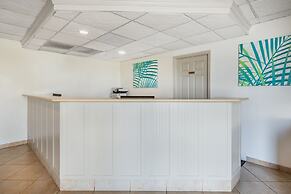 Tropical Winds Oceanfront Hotel