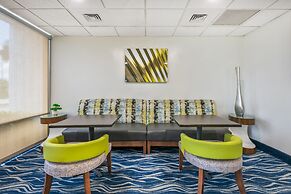 Tropical Winds Oceanfront Hotel