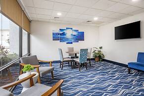 Tropical Winds Oceanfront Hotel