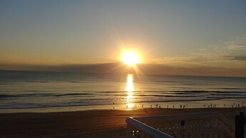 Tropical Winds Oceanfront Hotel