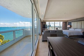 DoubleTree by Hilton Grand Hotel Biscayne Bay