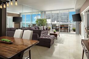 DoubleTree by Hilton Grand Hotel Biscayne Bay
