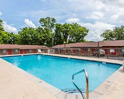 Econo Lodge North