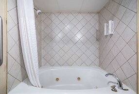 Clarion Pointe Jamestown - Falconer