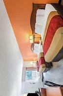 Econo Lodge Inn & Suites