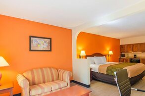 Econo Lodge Inn & Suites