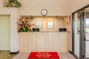 Econo Lodge Inn & Suites
