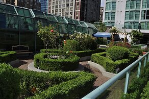 Rosedale On Robson Suite Hotel