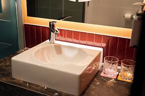 TRIBE Den Haag Centraal