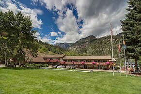 Twin Peaks Lodge & Hot Springs