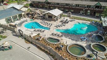 Twin Peaks Lodge & Hot Springs