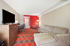 La Quinta Inn & Suites by Wyndham DC Metro Capital Beltway