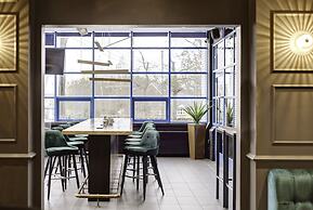 Sandman Signature London Gatwick Hotel