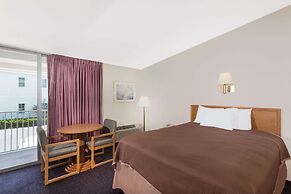 Howard Johnson by Wyndham Vero Beach / Downtown