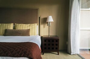 Plantation Hale Suites