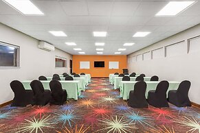 Days Inn by Wyndham Woodbury Long Island