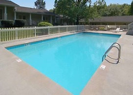 Rodeway Inn & Suites Cherokee On the River