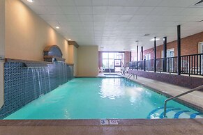 Ramada Hotel & Convention Center by Wyndham Topeka Downtown