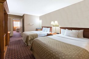 Ramada Hotel & Convention Center by Wyndham Topeka Downtown