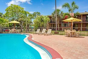 Days Inn by Wyndham Bradenton - Near the Gulf