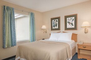 Days Inn & Suites by Wyndham Bridgeport - Clarksburg