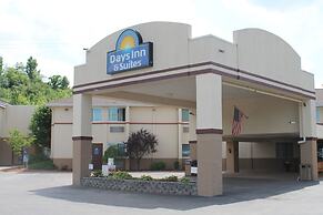 Days Inn & Suites by Wyndham Bridgeport - Clarksburg